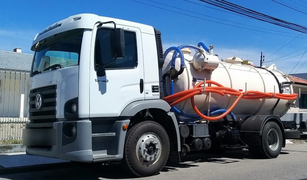 Caminhão limpa-fossa com equipamento de sucção a vácuo da Maxx Serviços